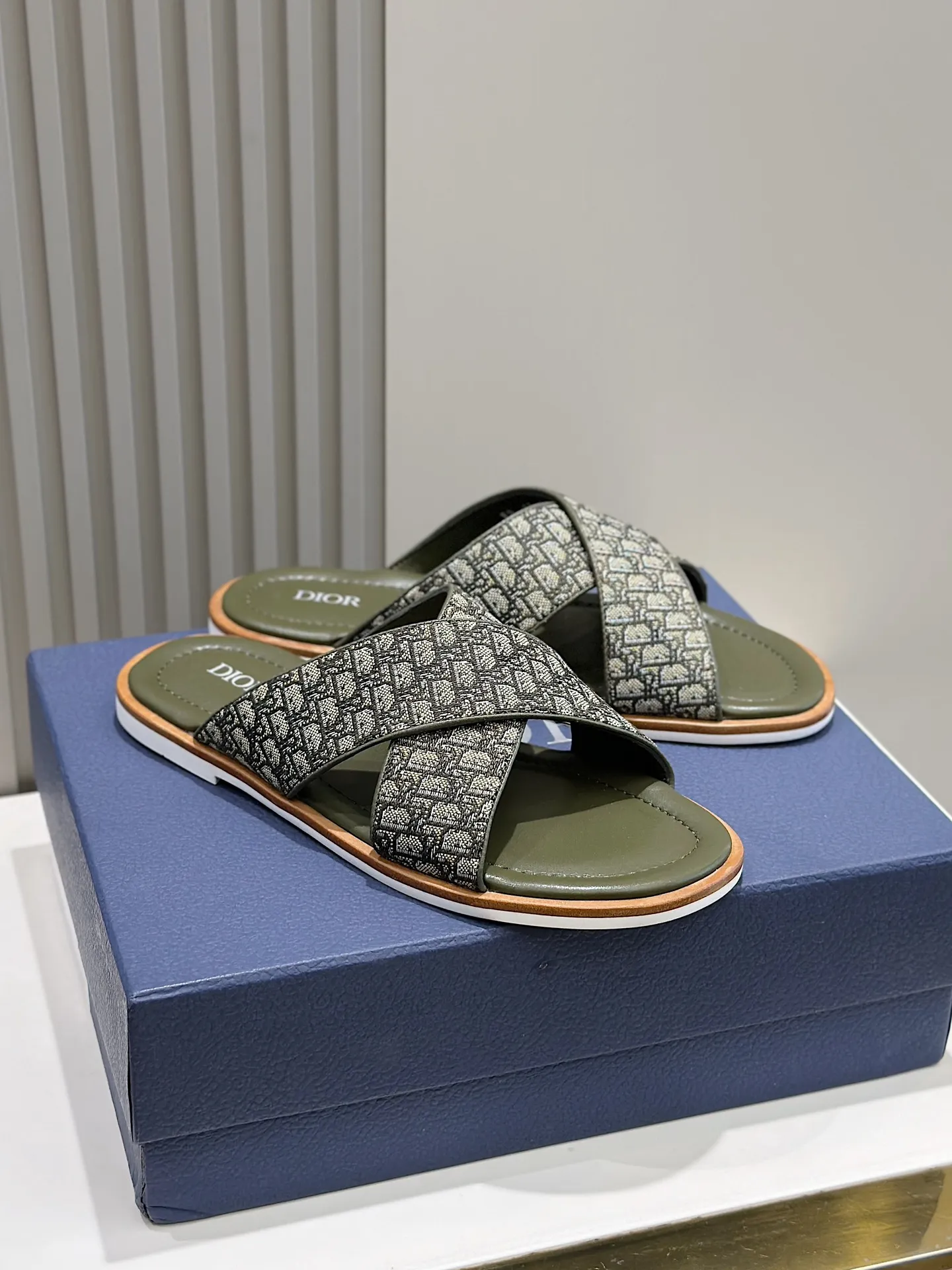 P320 [DIOR] Size 39-44 (38.45 custom-made) 2024ss Dior’s latest men’s slippers are a must-have. Dior Alias ​​Men's Genuine Leather Slippers This summer new Alias ​​sandal embodies a casual and elegant style. Carefully crafted from grained cow leather and Oblique printed fabric, with cowhide lining! Cross-strap design with metal-clad brass CD Diamond logo. The imported cowhide leather and rubber sole adds sophistication and comfort, while Oblique print-effect anti-slip panels add style.